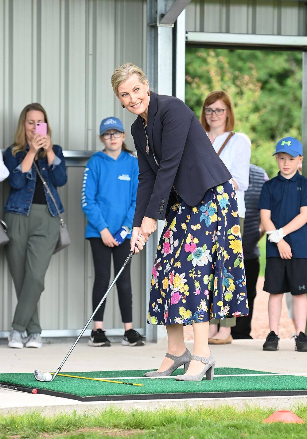 56岁的苏菲王妃在国外之所以受到英国女王伊丽莎白二世的青睐,是因为