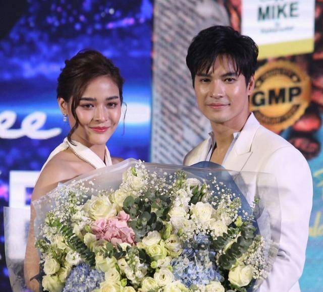 泰国人气明星pooklook和mike晚宴甜蜜同框,是恋爱了吗?