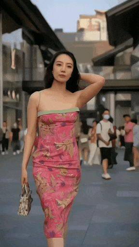 牵手门风波之后，董思槿颜值一般，为何吸引无数街拍摄影师围堵？