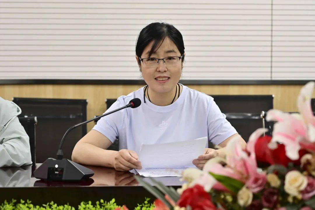 太原市第五十六中学高中部教研组长赵美芳致感谢词教学办主任王进伟