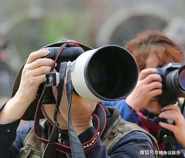 牵手门风波之后，董思槿颜值一般，为何吸引无数街拍摄影师围堵？