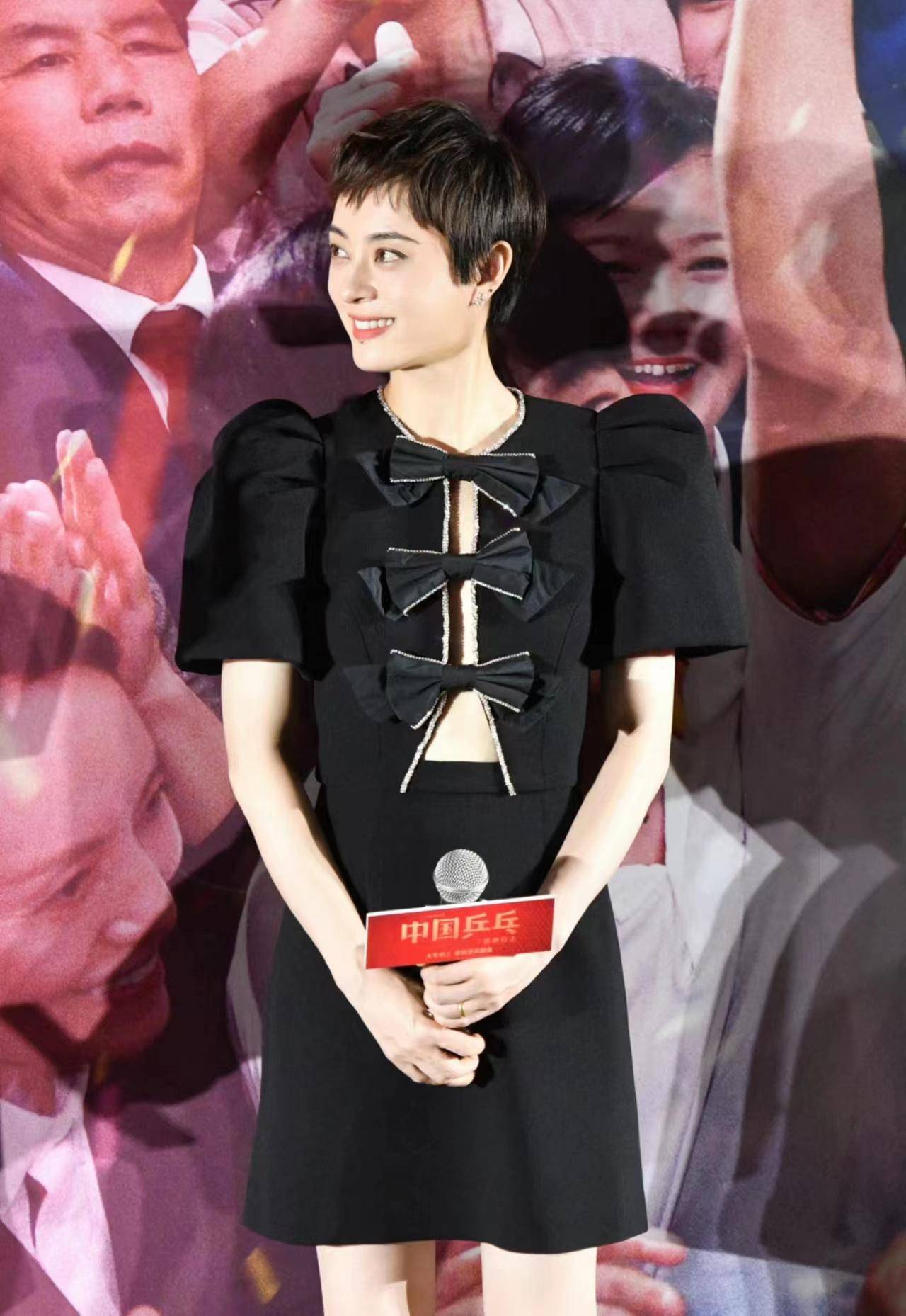 邓超夫妇出席新电影首映式,孙俪身穿黑色西装,优雅大方!