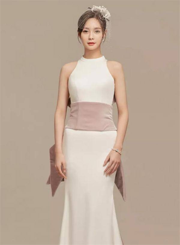 沈梦辰穿无袖长裙拍大片,正面照无人关心,侧面照引起热议_写真_身材