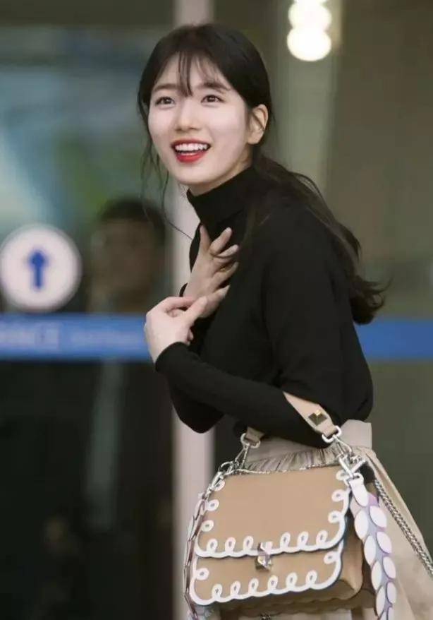 秀智流行的"奶奶牌"黑色高领毛衣也可以搭配裙子,优雅又高级_时尚