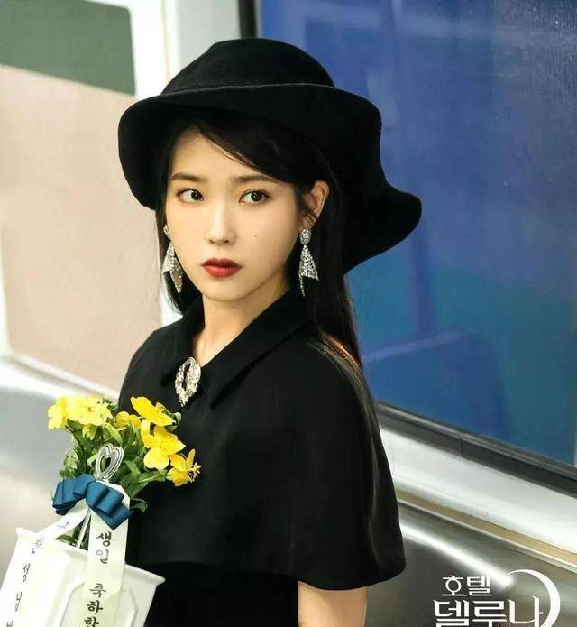 天哪,jennie到底塞了啥,咋就把头do成橄榄球了?_白女士_气质_显得