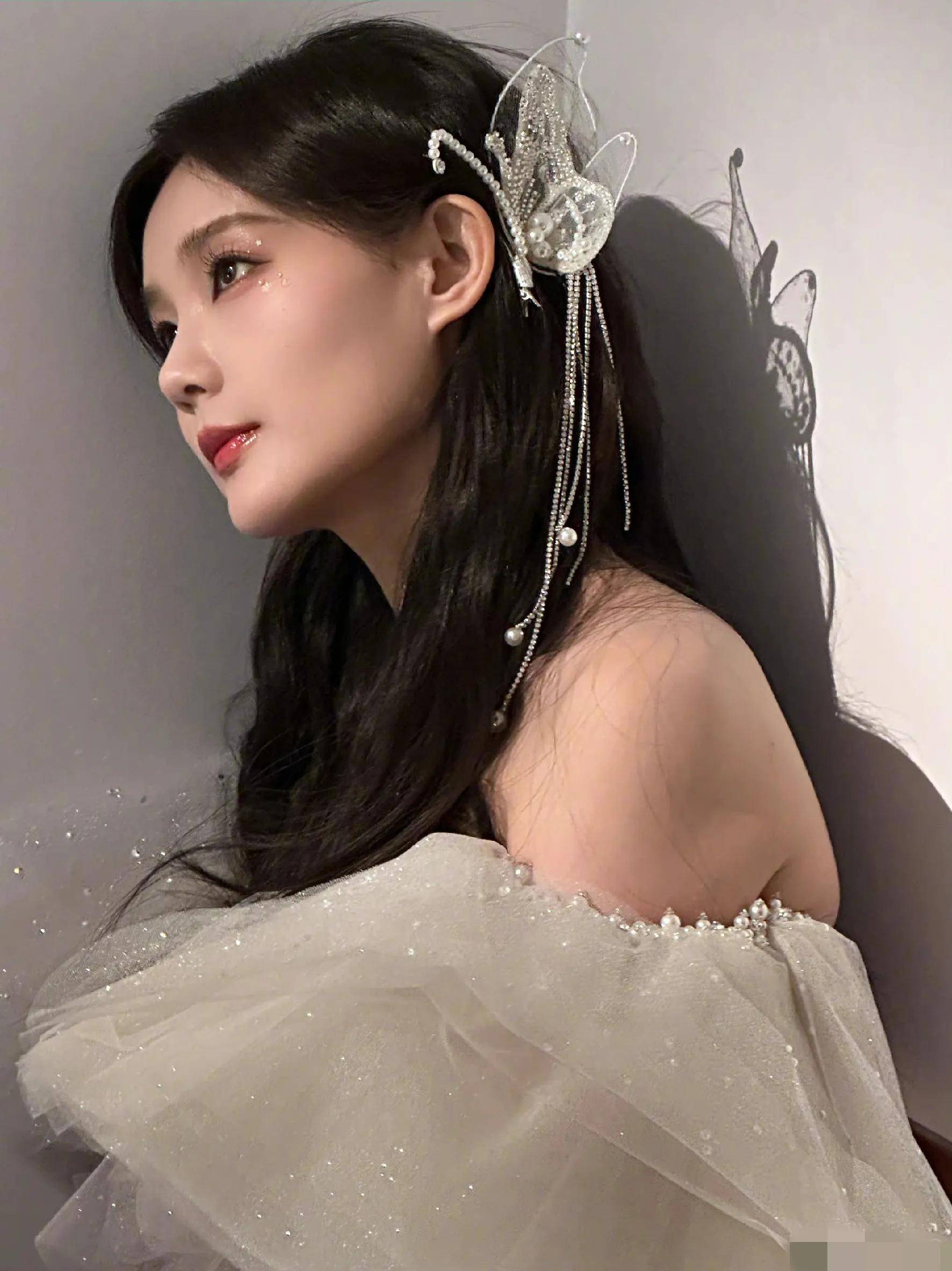 李一桐精灵造型 穿一袭流苏飞飞袖连衣裙清冷优雅 香肩半露又纯又欲