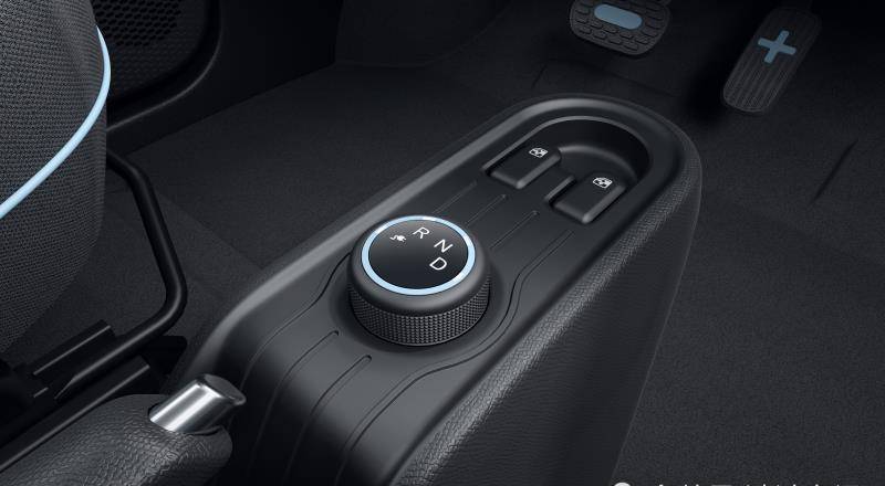 款微型电动车的前侧采用了一个较小的地台,上面采用了旋钮式的换挡键