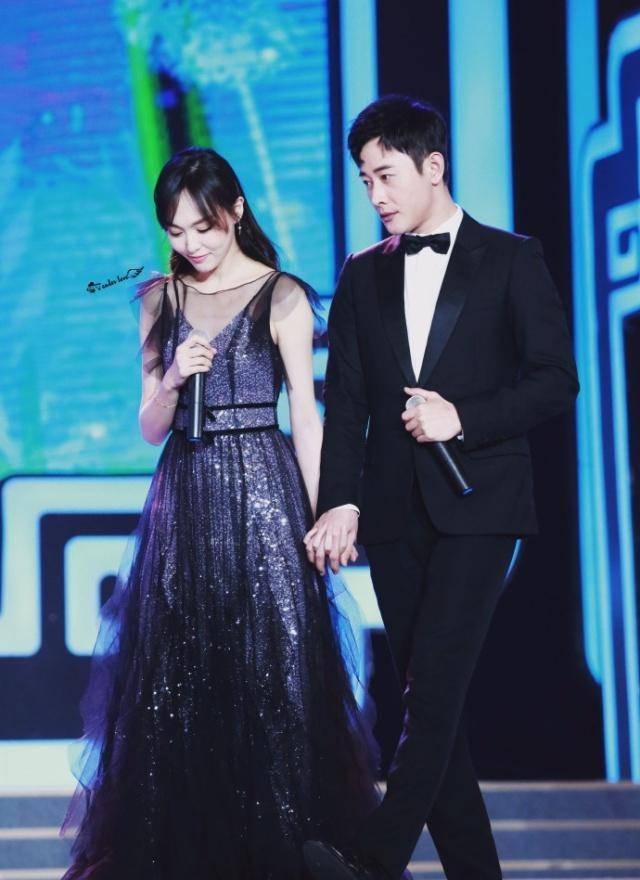 唐嫣罗晋合体唱歌,两人全程十指紧扣,与台上另一对夫妻对比明显_网友