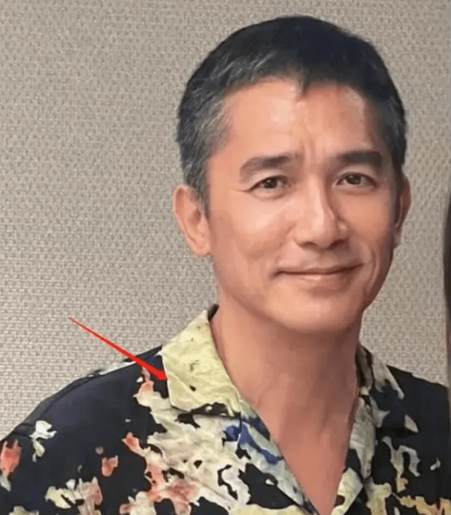 虽然他和富婆站在一起都可以看出两人的年龄虽然相差很大,但是梁朝伟