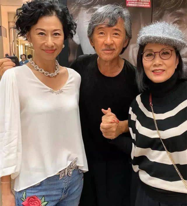60岁叶倩文晒美照,眼角皱纹明显头发变白,变老的她依然很优雅_林子祥