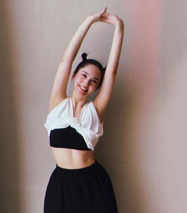 37岁的杨丞琳晒健身照,扎小揪揪呆萌可爱,露小蛮腰身材火辣_运动_事业