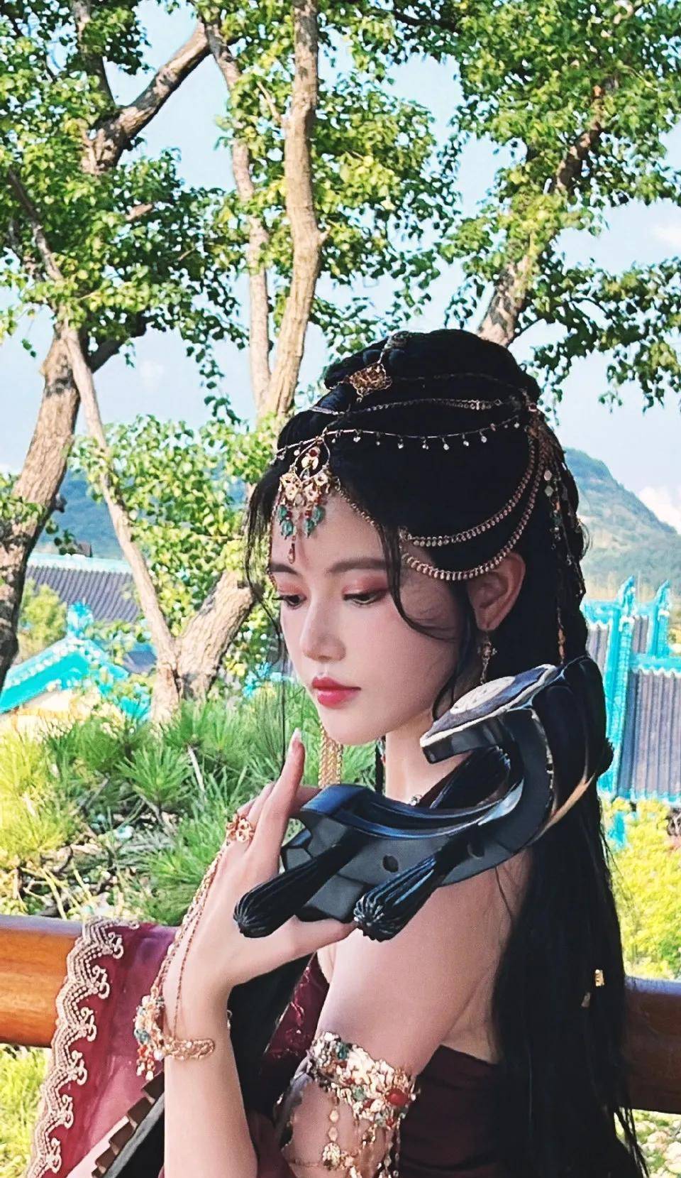 孙珍妮西域风写真,怀抱琵琶,时尚万种,时尚迷人_长月_明星_配文