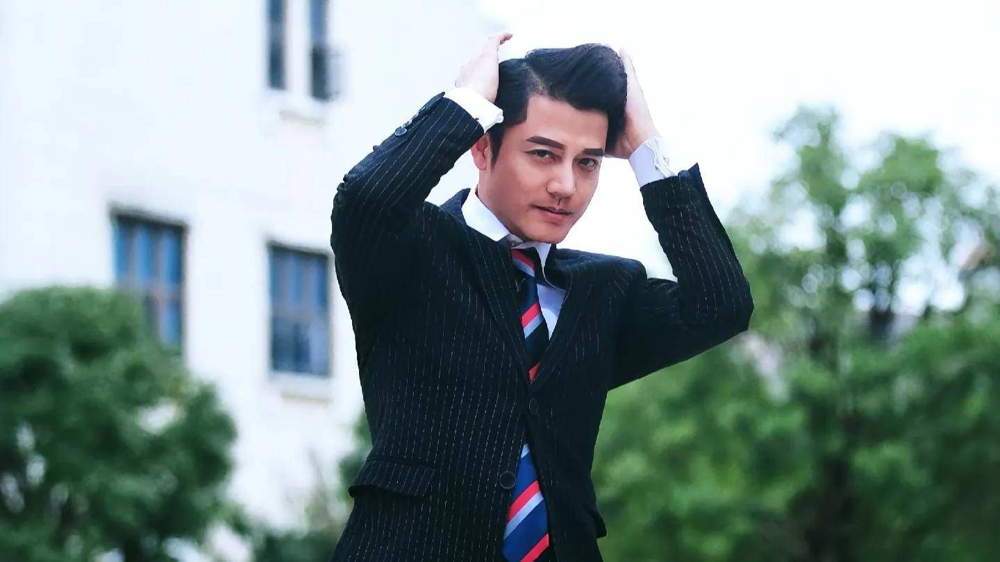 第一位模仿者来自广西南宁,因长相酷似郭富城而走红,他不仅外表有着九