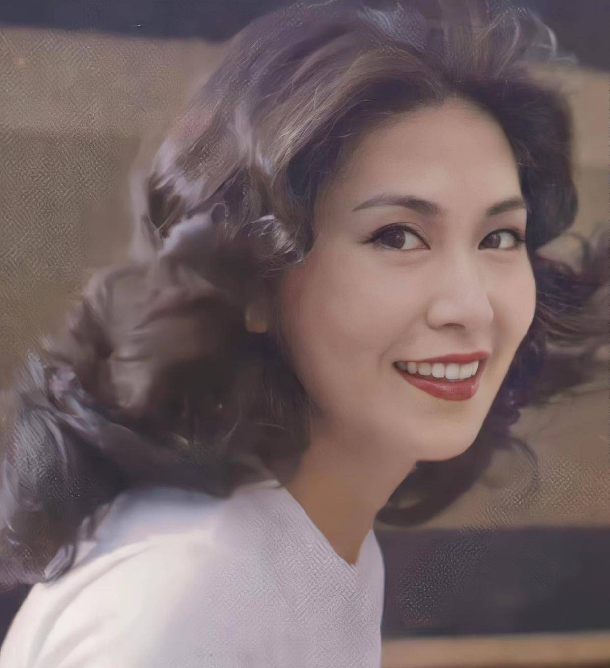 她不听亲友劝告,非常任性地选择放弃学业,签约tvb,开始了自己的演员