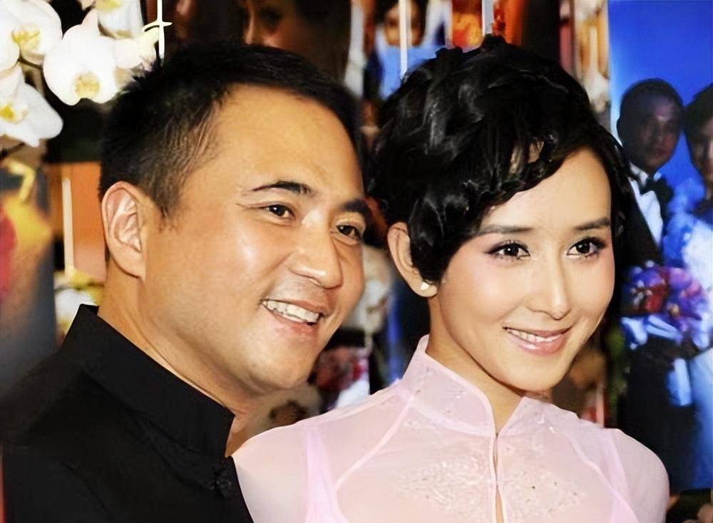 "娱圈真豪门"胡静,嫁百亿阔少,穿百万婚纱,婚礼惊艳东南亚_朱兆祥