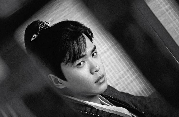 张若昀"大小眼"抢镜,古装造型毁在刘海上_带着_丑萌_孩子