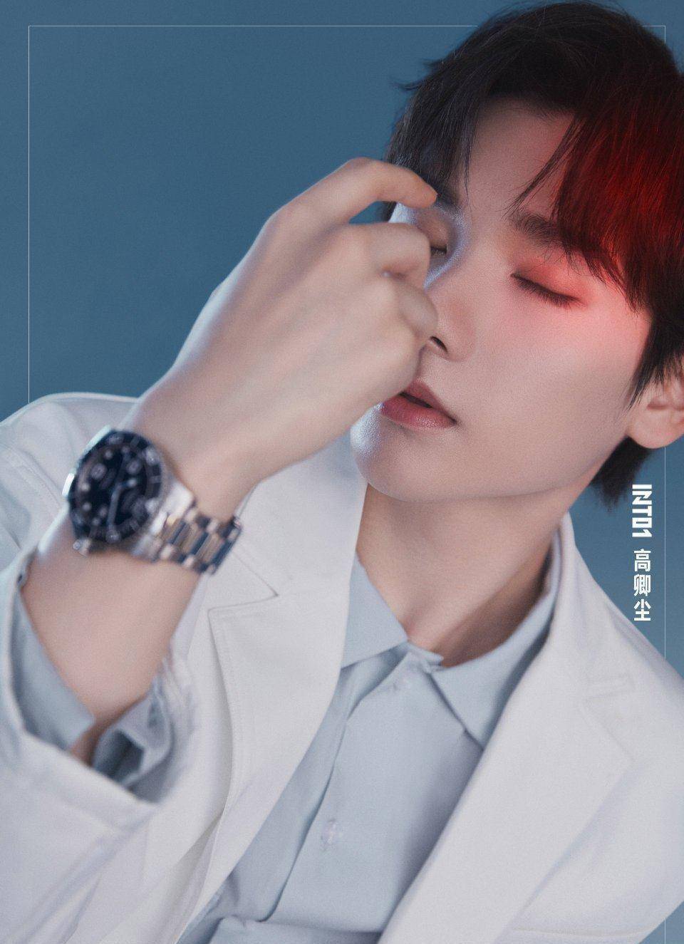 into1最新官博帅照太养眼粉丝好幸福._少年_西装_官博太