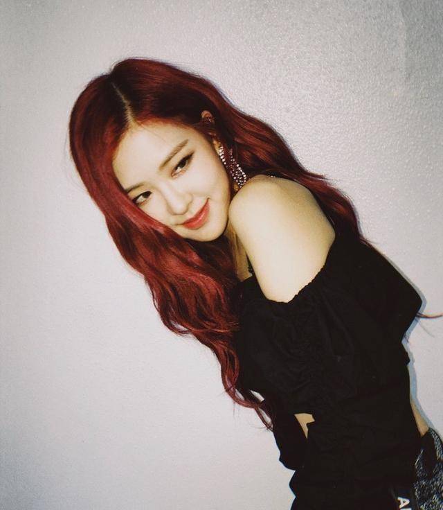 rose帅酷的私房照,一身黑色的吊带露脐装,打开性感精的时髦开关_rose_