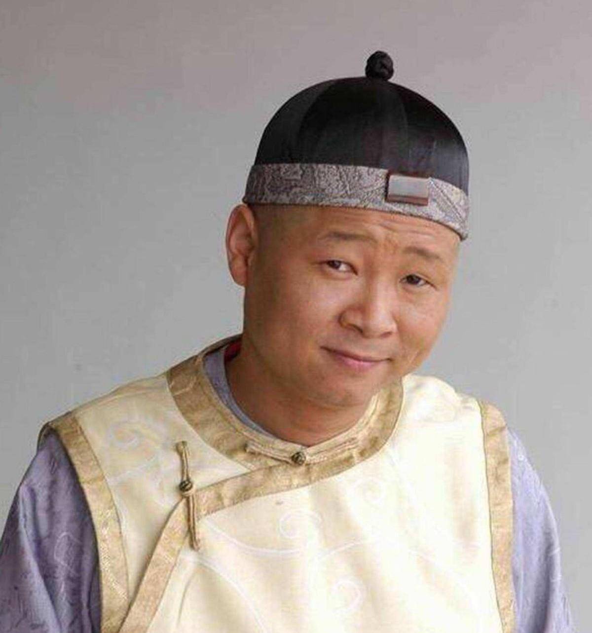 三德子赵亮:养鸡身价过亿,娶小15岁娇妻,不开豪车骑电驴_时候_表情