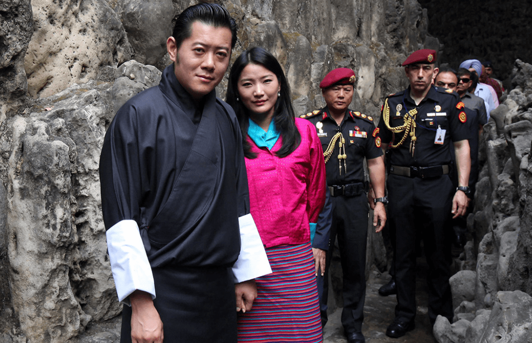 不丹最帅老国王的幸福人生,娶同胞四姐妹为妻,抱孙子不忘搂儿媳_辛格