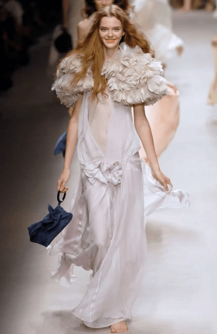 angelababy露个脚趾就被骂恶心,光脚穿搭的她却被夸爆了?