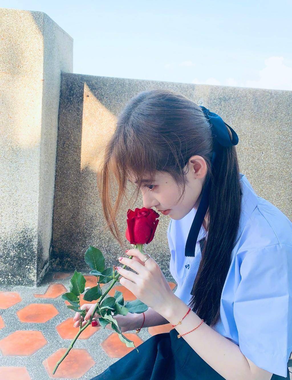 女主角也是制服.鞠婧祎在曼谷中央世界购物在中心购物自拍后,不