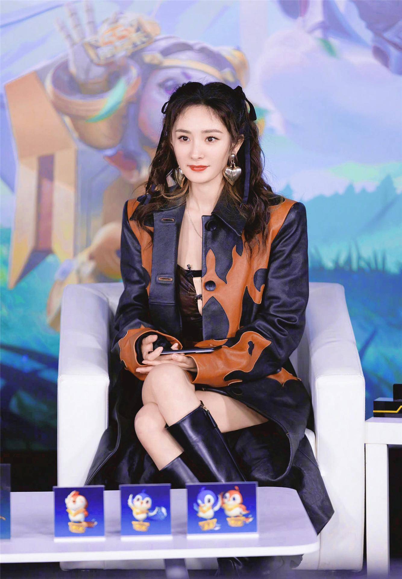 白鹿登上《尼龙》封面秀白丝袜美腿,李宇春,姐姐,徐梦桃_穿着_袜子