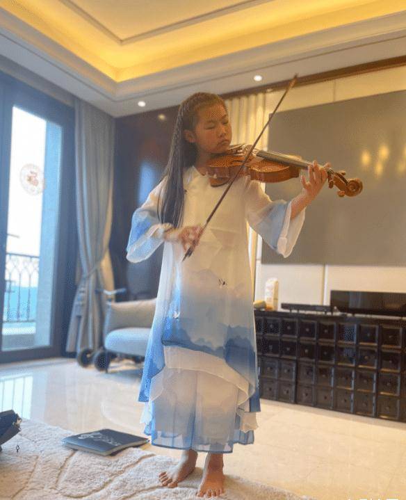 岳云鹏妻子带大女儿参加雅集,岳麓一穿长裙淑女范十足