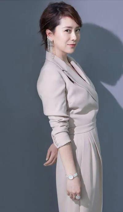 45岁海清穿深v长裙大秀身材,女人味十足,真是被低估的美人_时尚_整体