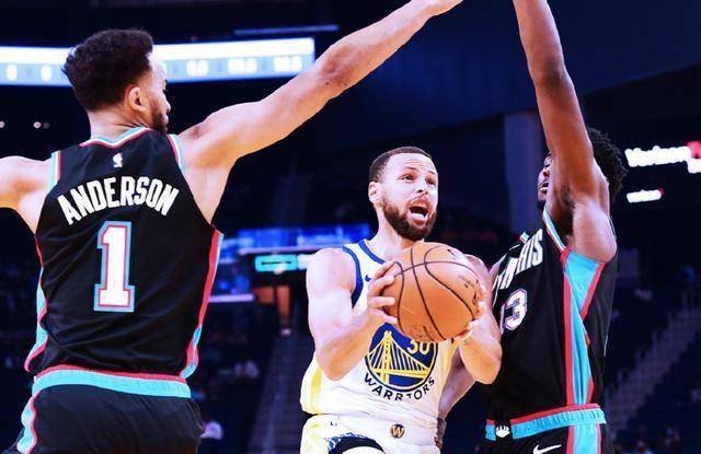 46 7 9,库里关键战真是硬!掀衣怒吼庆祝,湖人开拓者怕了吗?