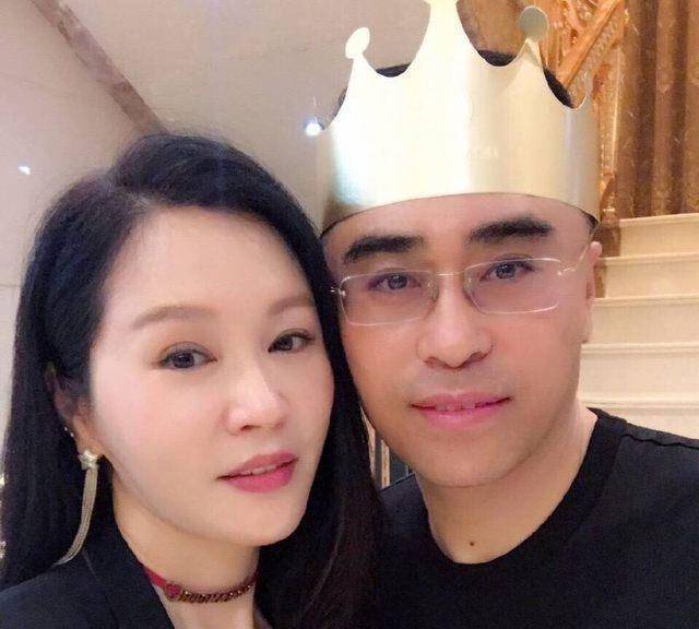 50岁的她和女儿游玩似姐妹,30亿身家,老公对她很专一人人羡慕_陈冰