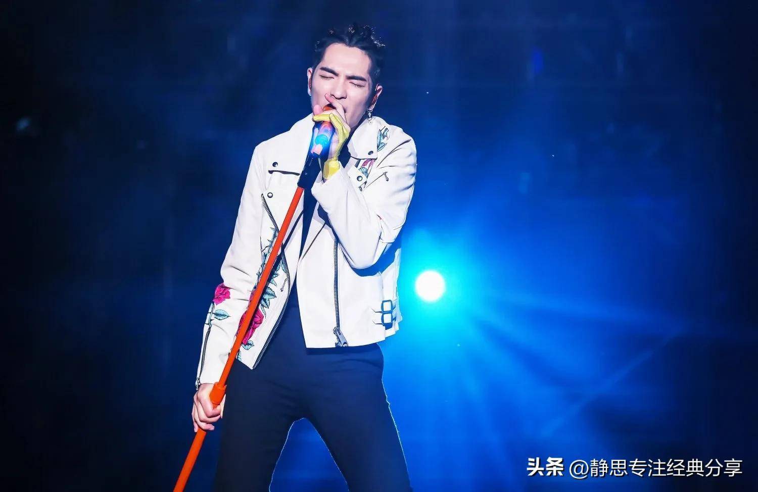 萧敬腾在音乐中的贡献和知名度也越来越高,他也逐渐开始获得一些举足