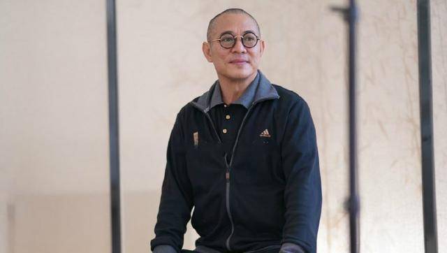 55岁李连杰主动晒照辟谣,网友焦点为何都集中在身旁那个美女?