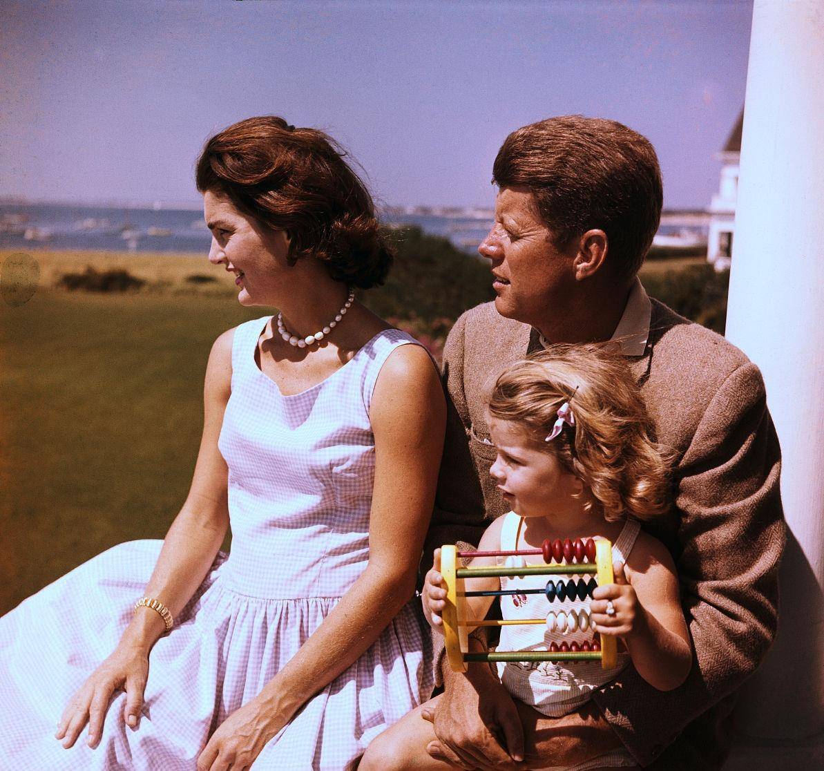 杰奎琳:24岁嫁肯尼迪,34岁嫁富豪被嫌弃,拿着千万美金优雅转身_母亲