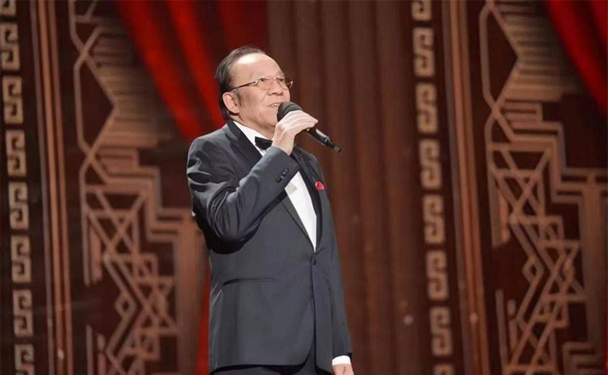杨洪基:31岁娶初恋,52岁凭《滚滚长江东逝水》走红,今幸福美满_音乐