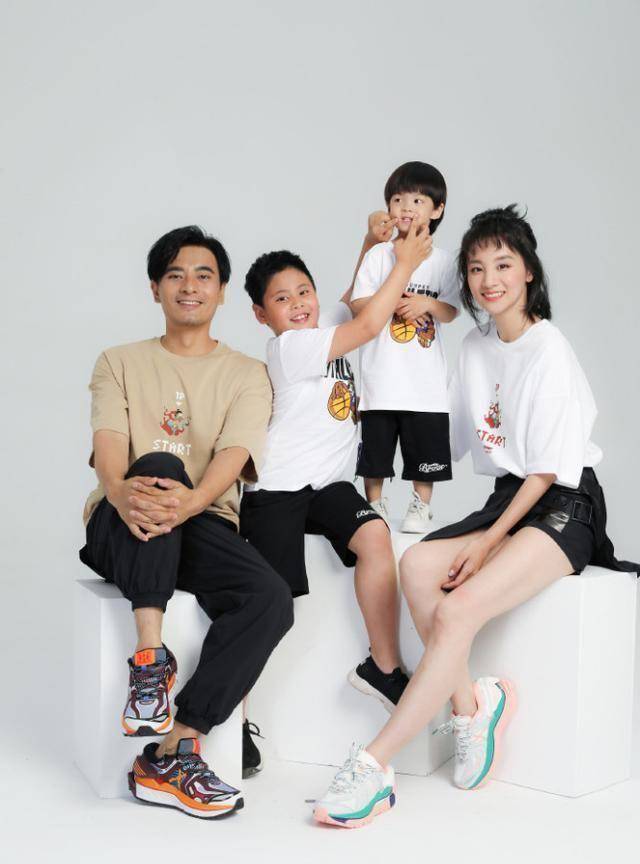 吴樾的妻子刘晶是一位经纪人,他们也已经结婚7年.