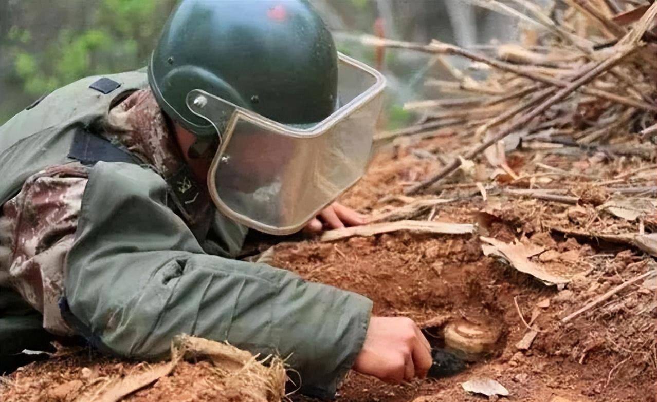 脚踩120万颗地雷,传统排雷需4000年,非洲人用一笨办法搞定_工作_人类