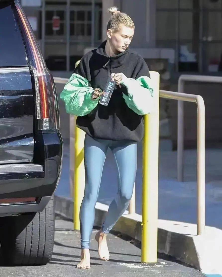 angelababy露个脚趾就被骂恶心,光脚穿搭的她却被夸爆了?