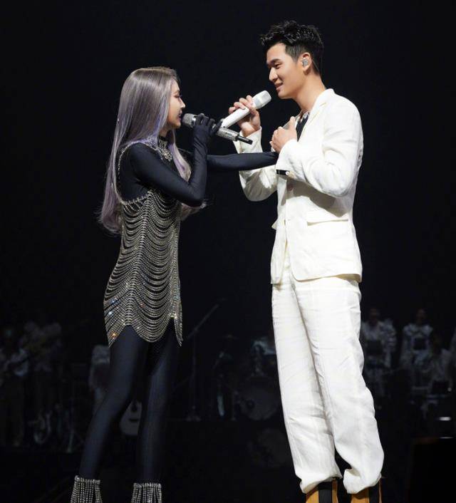 首次合作小鲜肉就摸腹肌,对方表情好羞涩_周兴哲_专辑