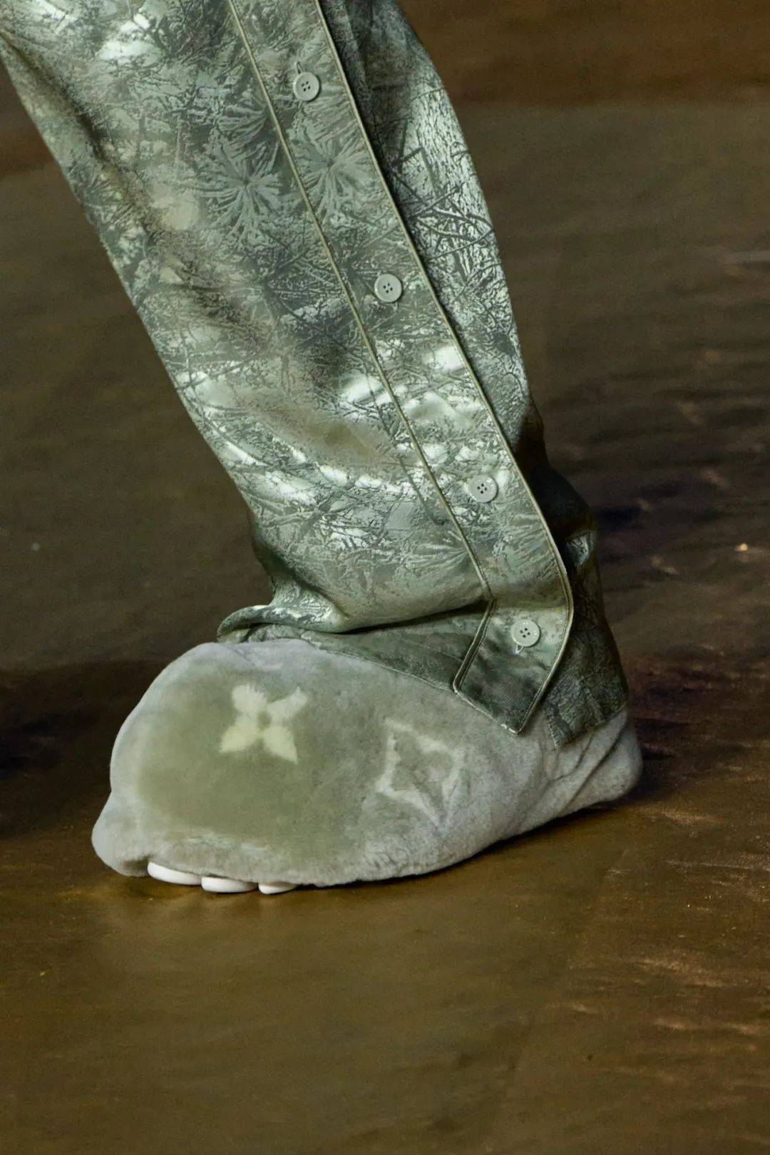 菲董把lv ss24男装秀场,玩成了一场「星光盛典」!_时尚_音乐_vuitton