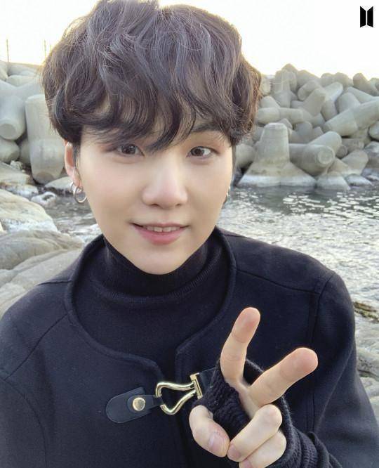 bts海边自拍,金泰亨比v田柾国眉形出众,朴智旻香奈儿耳环太闪_大衣