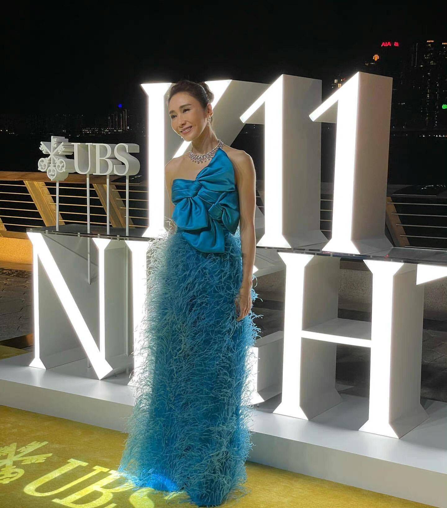 57岁刘嘉玲"面若桃花",两身阔太装扮现身引叹服,气场太足了_时尚_礼服