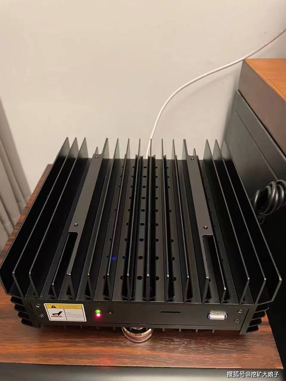 冰河ks0是一款专业的kas挖掘设备,它采用了asic芯片技术,支持kheavy