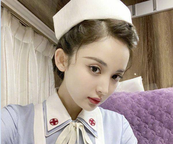 古力娜扎晒护士装美照,这肤色是认真的吗?