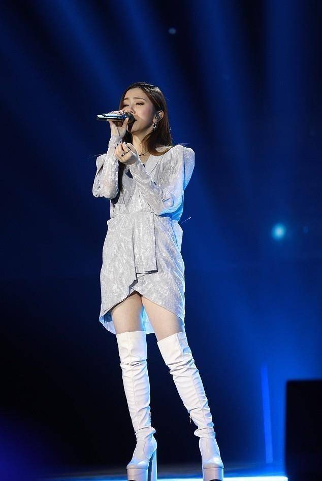 邓紫棋看脸小仙女,看穿搭"时尚女魔头",穿垫肩小短裙太有范了_服装