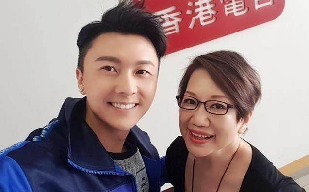 陈自瑶没戴婚戒现身活动,否认与王浩信婚变,并表示没赶老公出门_老婆