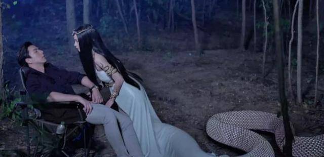 泰国小花vill新剧热播,《蛇吻》收视创下新高,狗血剧情引热议_民众