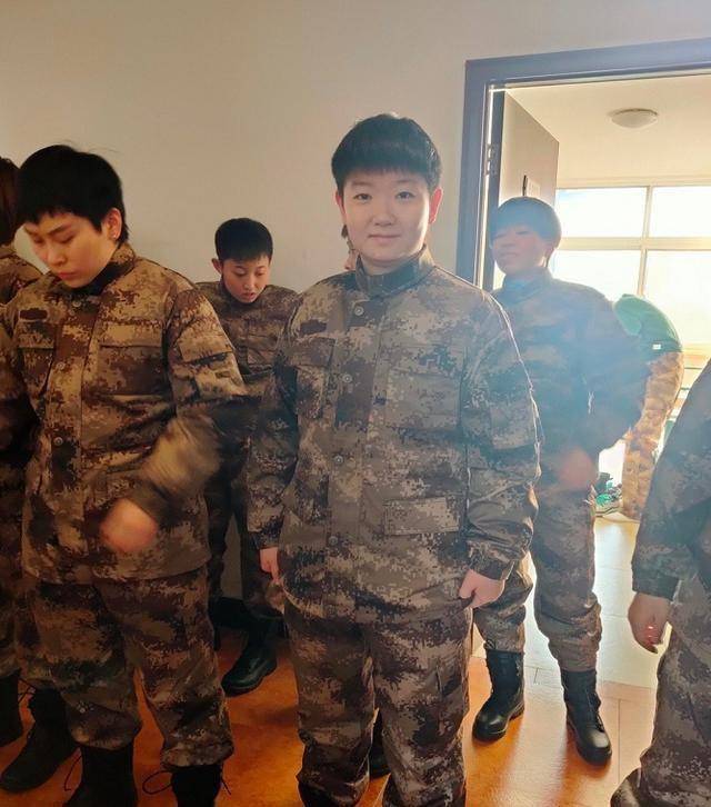 女乒队长丁宁,穿上军装,显得英姿飒爽!