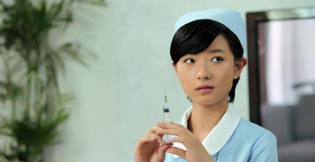 万茜1982年出生于湖南省益阳市鹤山区,小时候受父亲影响很大,经常带她