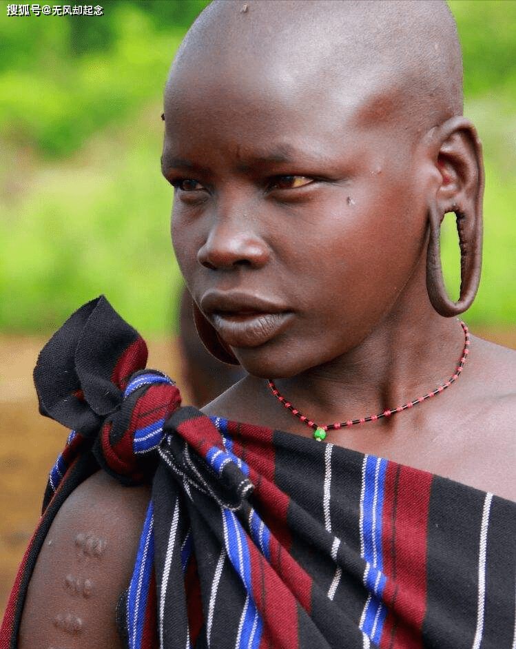 非洲嘴唇上装盘子的女人:盘子的尺寸越大,出嫁时获得的彩礼越多_摩尔